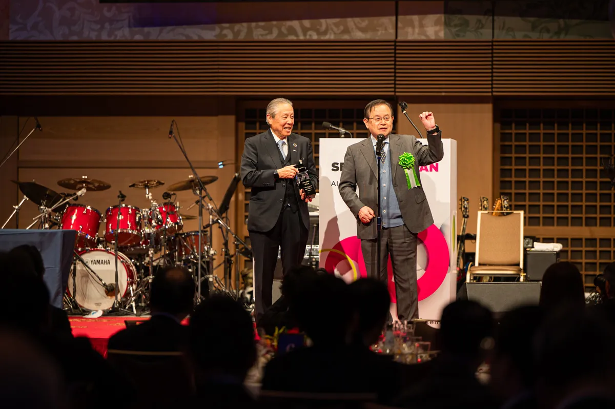 授賞式の東 哲郎氏と辻村 学氏